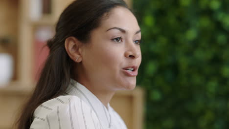 Mujer-De-Negocios-Feliz-En-Una-Reunión-Con-El-Líder-Del-Equipo-Hablando-Con-Colegas-Intercambiando-Ideas-Creativas-Y-Confiada-Gerente-Hispana