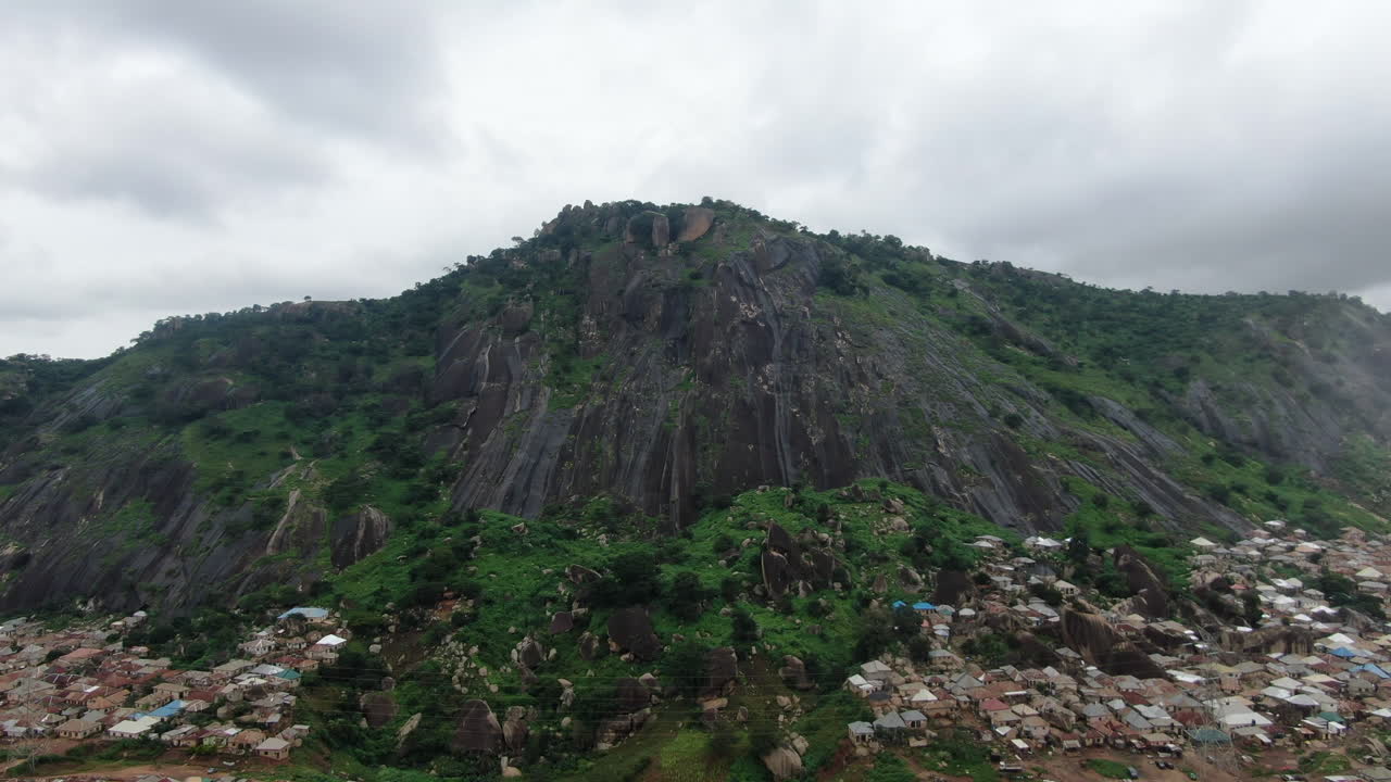 Vista de uma montanha com construções ao redor