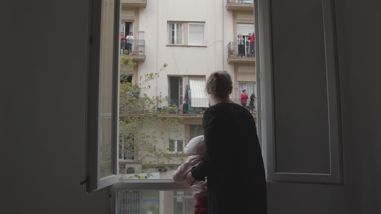 사람들은 코로나19 팬데 기간 동안 의료 직원들에게 감사하는 데 연합합니다.