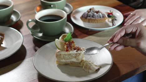 dos personas comen postre y beben café en un restaurante