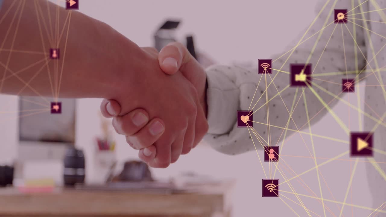 animación de la red de conexiones con iconos sobre diversas personas de negocios que se dan la mano