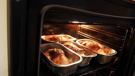 abrir el horno revelar un chisporroteante relleno de pavo asado navideño paquetes envueltos en tocino lento a la derecha carro