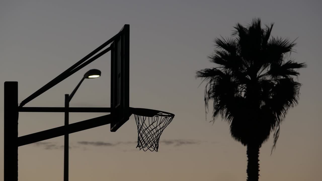 cinturón y red para el juego de baloncesto silueta. cancha de balón, playa de california