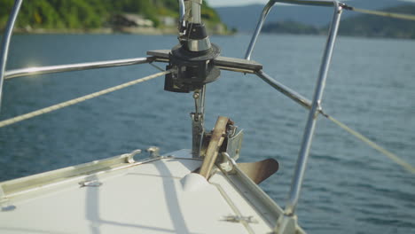 primer plano de la proa de un velero