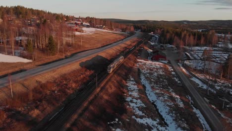 El-Tren-Pasa-Por-El-Campo,-El-Final-Del-Invierno,-La-Nieve-Se-Está-Derritiendo,-El-Avance-Aéreo