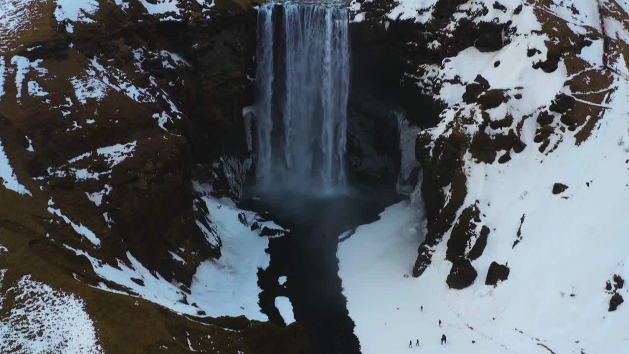 vista aérea inclinada sobre la cascada de skogafoss, un día nublado de invierno en islandia