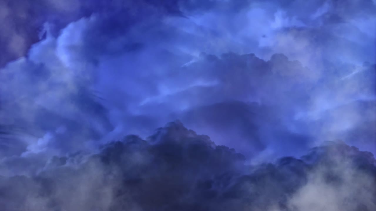 una tormenta dentro de una espesa nube de cúmulos azul en el cielo