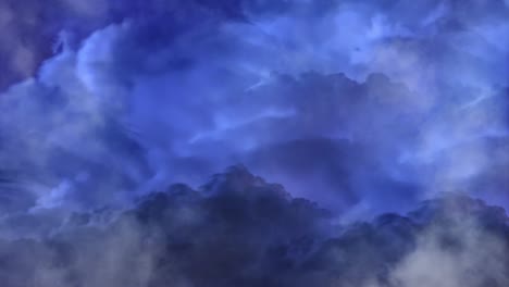 una tormenta dentro de una espesa nube de cúmulos azul en el cielo