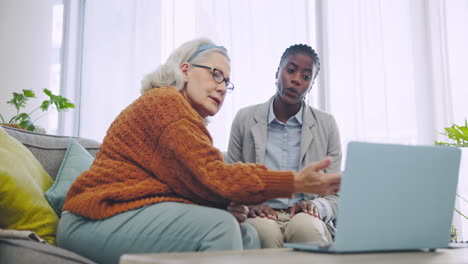 portátil, asesor financiero o hablando con un anciano