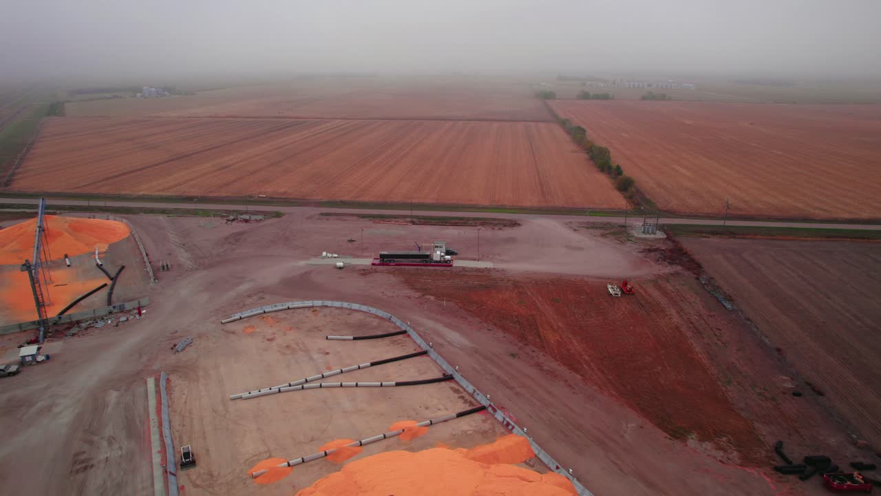 el camión de grano está pesando en una escala después de haber sido cargado con grano de un almacén de granero temporal