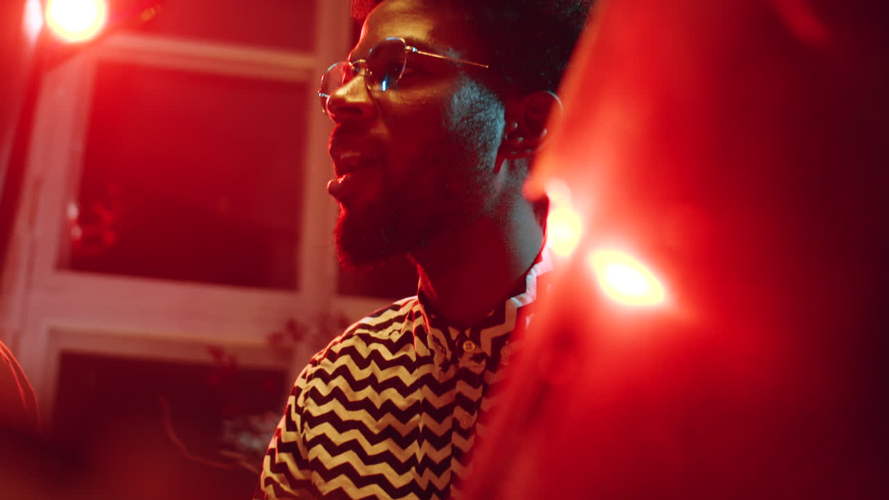 hombre afroamericano cantando en un concierto