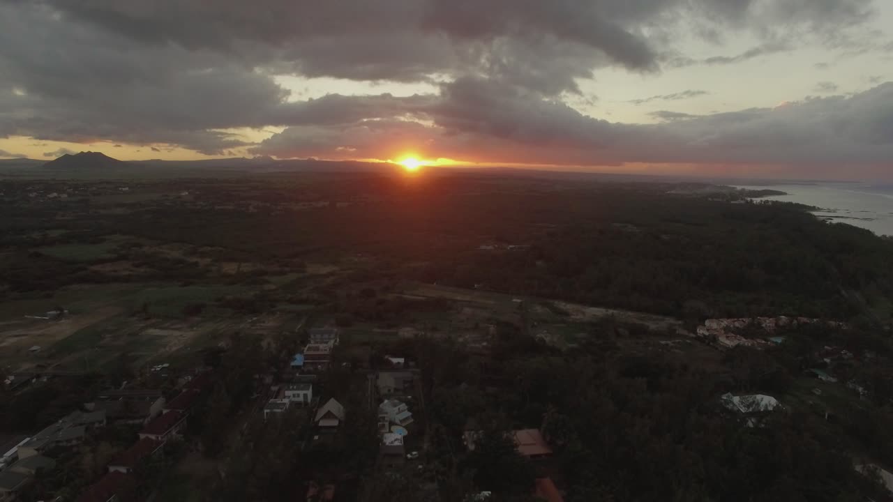 la puesta de sol sobre la isla de mauricio tomada aérea