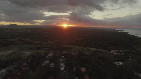 Puesta-De-Sol-Sobre-La-Toma-Aérea-De-La-Isla-Mauricio