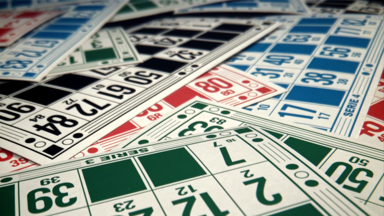 Primo piano di cartelle da gioco colorate di Bingo e Tombola