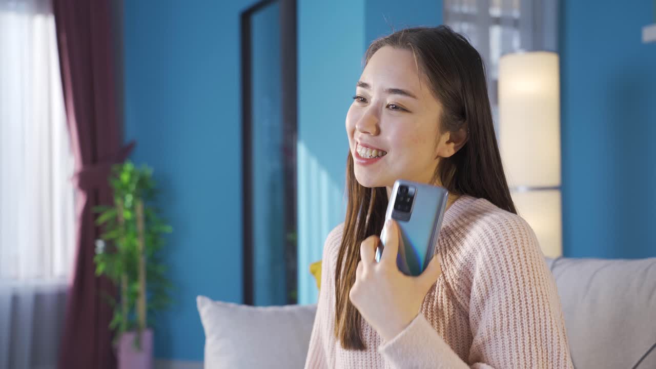 사랑에 빠진 젊은 아시아 여자가 너무 행복해