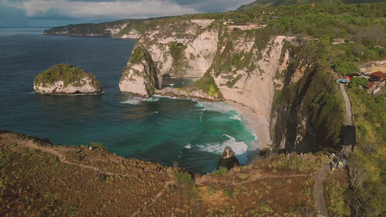 Fugleperspektiv over den vakre Diamond Beach på Nusa Penida – Indonesia.