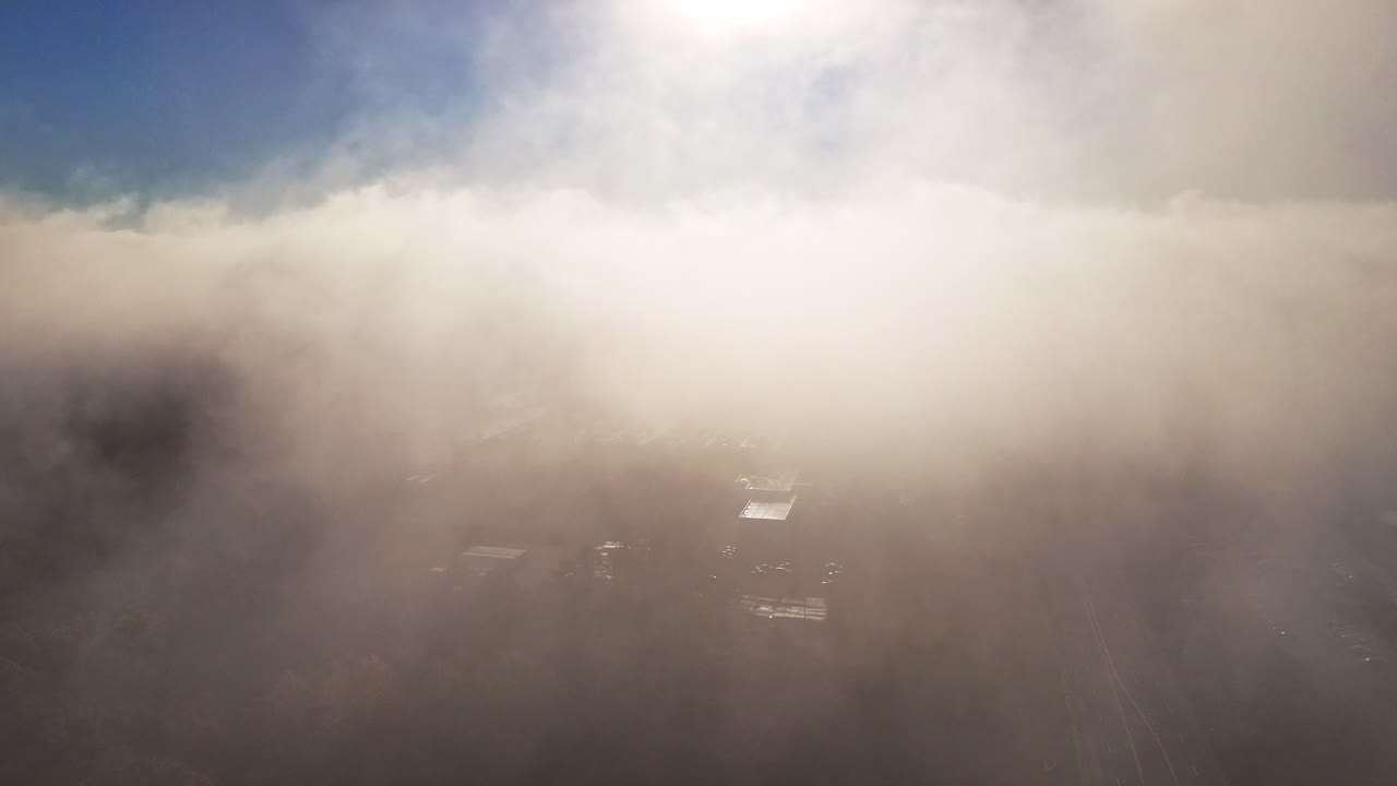 드론이 사우스캐롤라이나에서 구름 속으로 올라가는 장면.