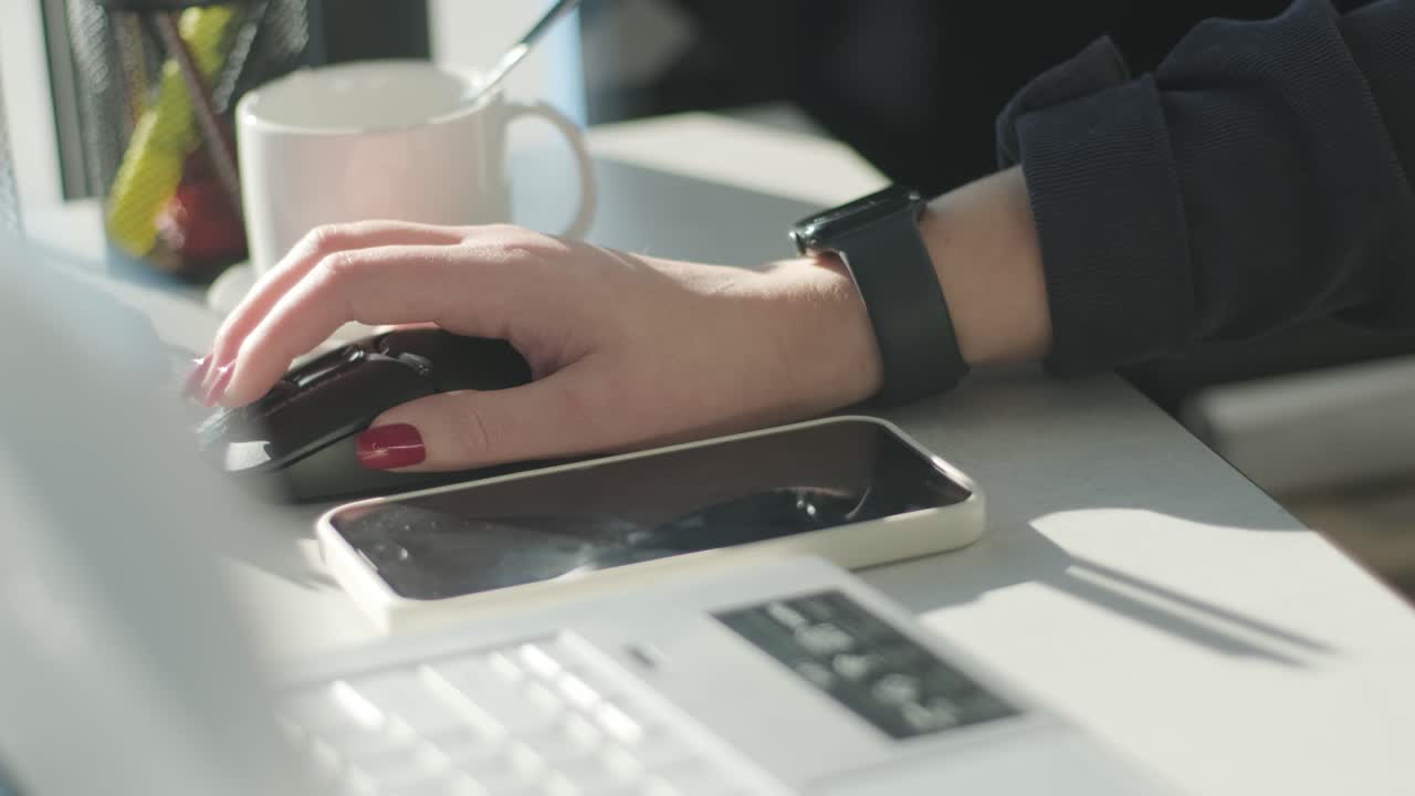 gerente de servicio de automóviles trabajando en un escritorio en la oficina