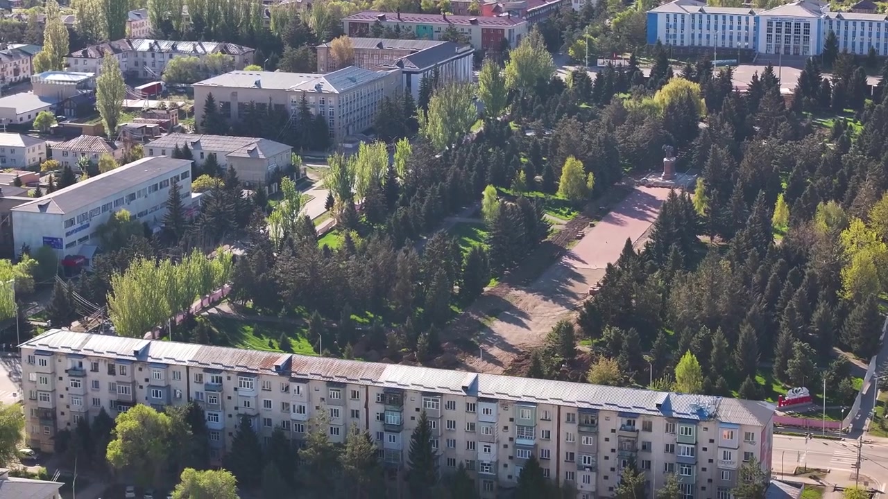 Утренний свет над городским общественным парком в Караколе, Кыргызстан. Городской пейзаж с высоты птичьего полета