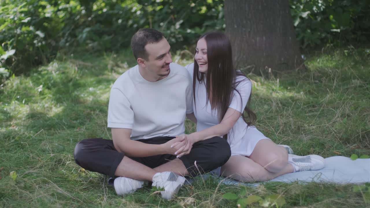 공원 에서 피크닉 을 즐기는 부부