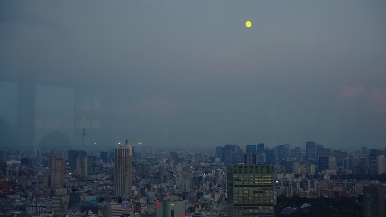 일본 도쿄 위의 달, 신주쿠 교외에 밤이 지는 모습