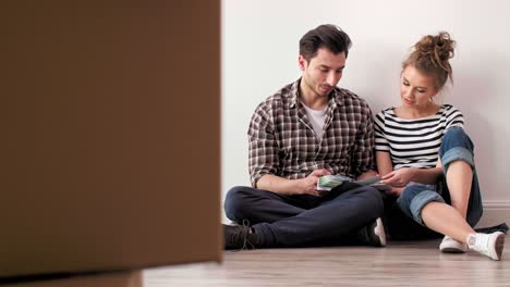 Pareja-Joven-Eligiendo-El-Color-Perfecto