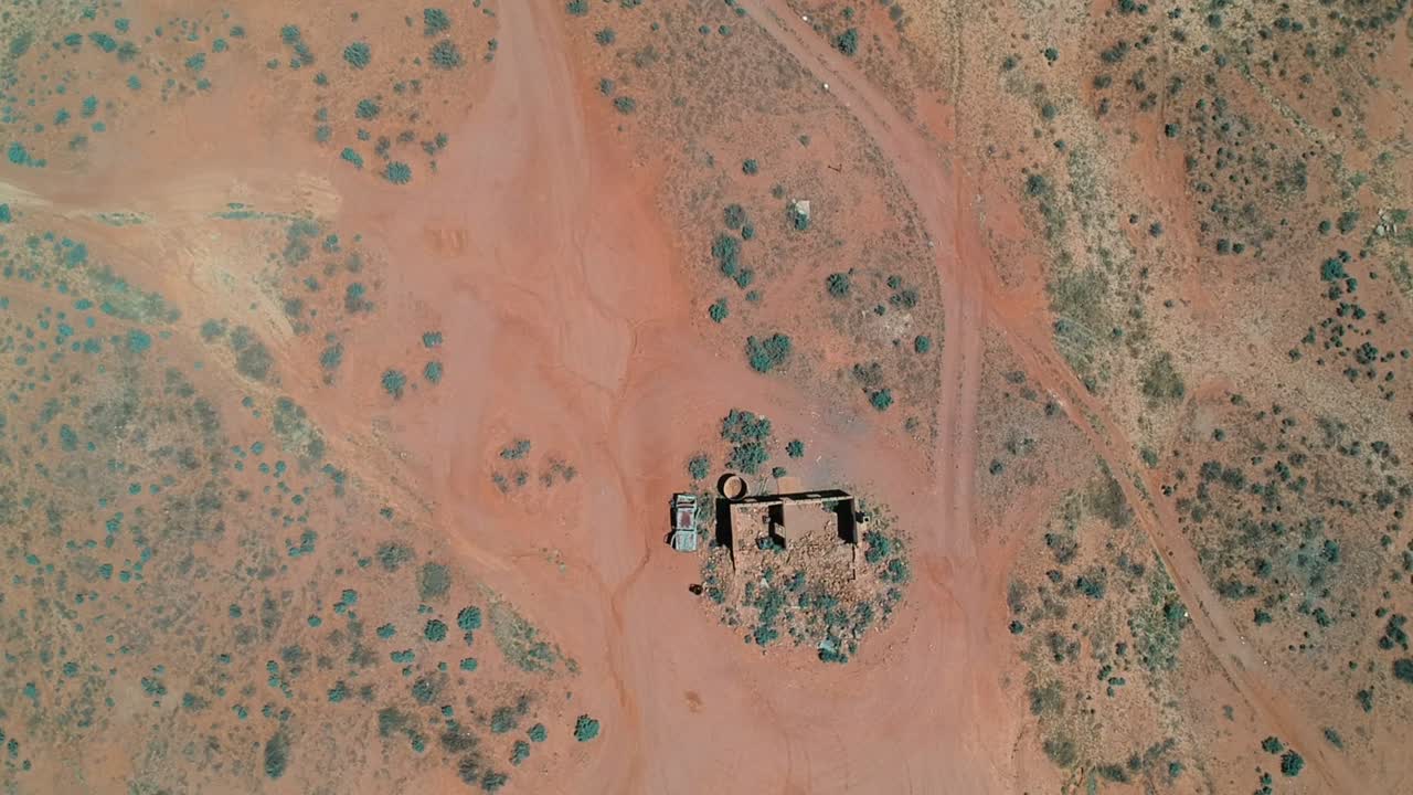 아웃백에서 버려진 난파선 건물을 내려다보고 있습니다.