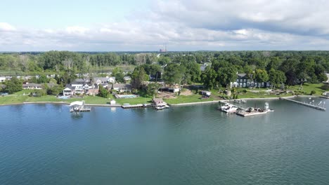 Typical-American-homes-along-the-Detroit-River-on-the-island-Grosse-Ile,-Michigan,-USA