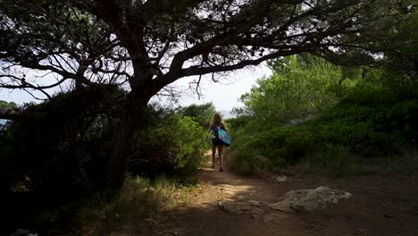 Chica-Caminando-Por-La-Costa-En-El-Mediterráneo