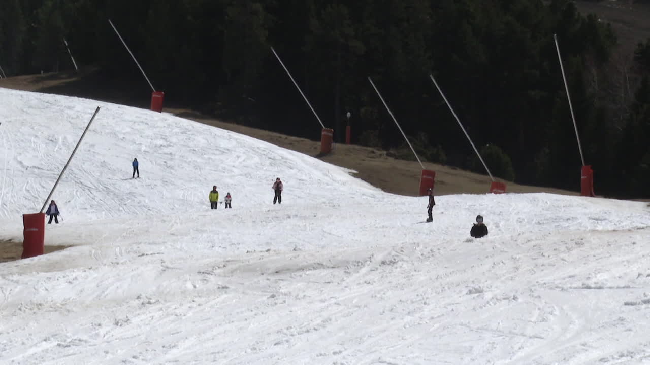 눈 인 경사 에 있는 스키 선수 들