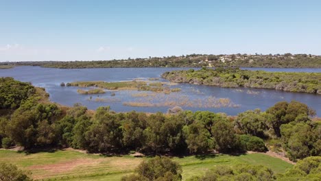 Toma-Panorámica-De-Izquierda-A-Derecha-Sobre-El-Parque-Rotativo-Wanneroo-Y-Vista-Del-Lago