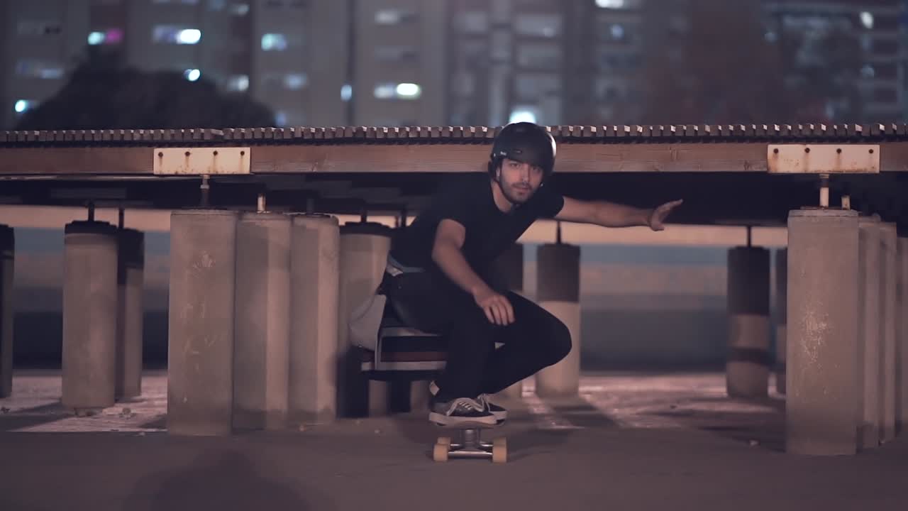 Skateboard notturno su un tetto