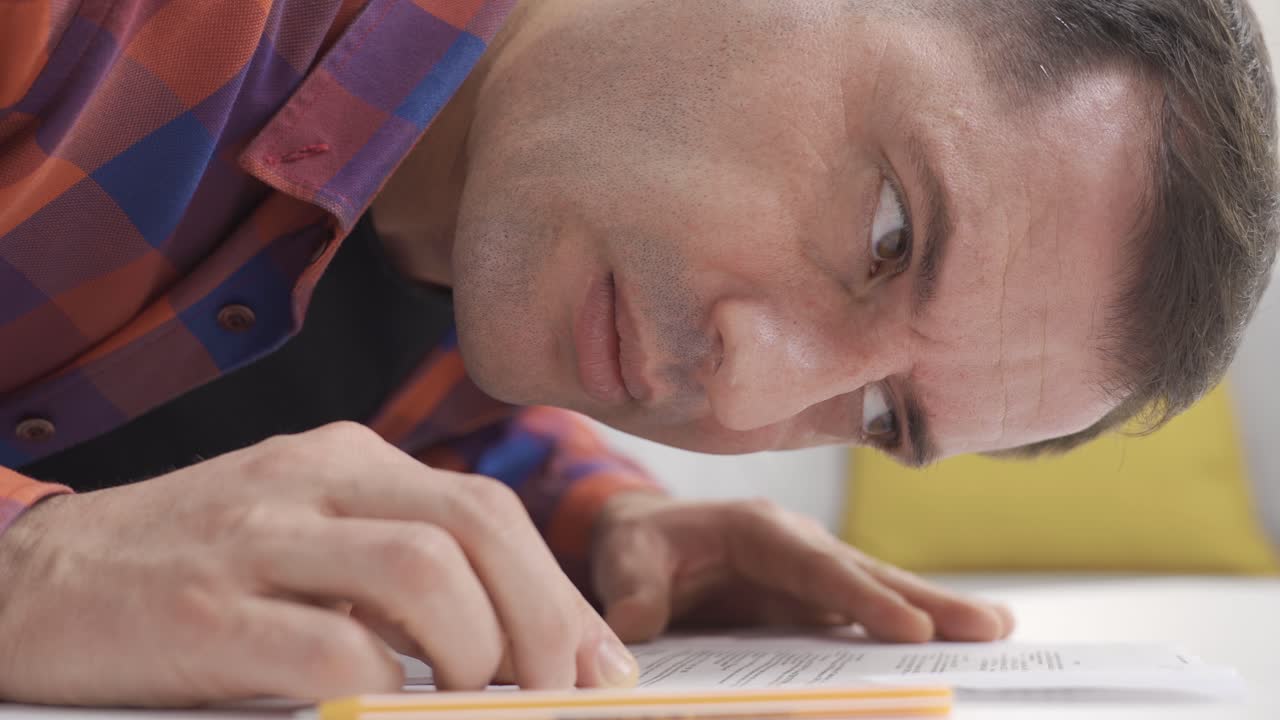 아주 가까이서 읽을 수 있는 맹인. 근시.