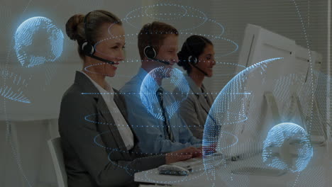 rappresentanti del servizio clienti che lavorano su computer con animazione di rete globale