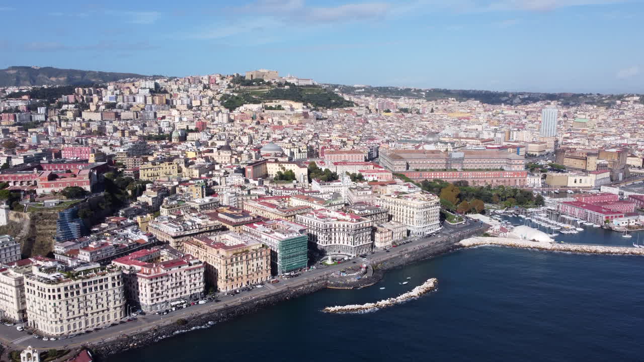 이탈리아 나폴리의 해안가 지역과 인근의 역사적인 랜드마크