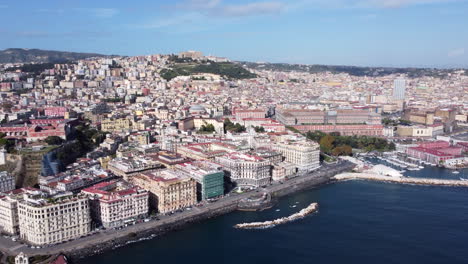 Barrio-Frente-Al-Mar-Con-Monumentos-Históricos-Cercanos-En-Nápoles,-Italia