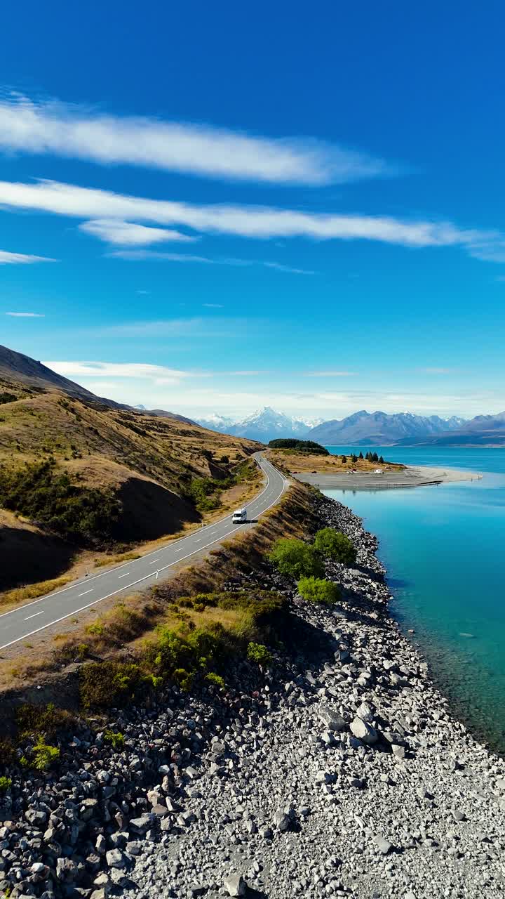 Furgone che guida vicino al Lago Pukaki, nei pressi del Monte Cooki, Nuova Zelanda. Vista aerea verticale