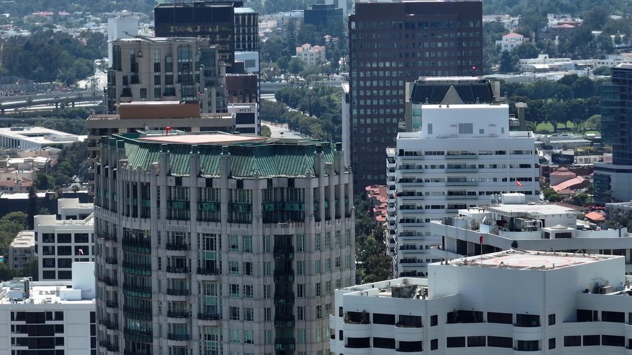 Vista aérea com teleobjetiva de arranha-céus e da Wilshire Boulevard em Los Angeles