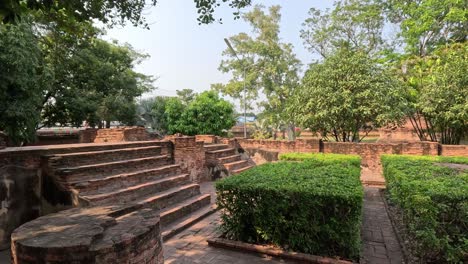 un paseo pacífico por las ruinas del parque histórico