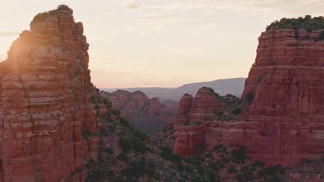 Das-Goldene-Abendlicht-Auf-Der-Linken-Seite-Breitet-Sich-über-Weitläufige-Felsformationen-Im-Südwesten-Der-Wüste-Aus
