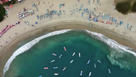 Dron-Aéreo-De-Playa-De-Bahía-Natural-Volar-Sobre-Arena-Turquesa-Mar-Agua-Veleros