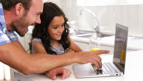 Una-Familia-Está-Mirando-Su-Tableta