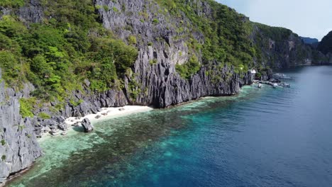 Playas-De-Aguas-Tropicales-Y-Arena-Blanca-Entre-Montañas-De-Piedra-Caliza-En-La-Isla-Matinloc,-El-Nido-Palawan,-Filipinas