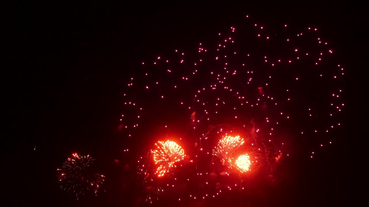 검은 바탕에 밤에 불꽃놀이 전시.