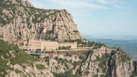 Ikonisches-Kloster-Und-Museum-Von-Montserrat-In-Den-Bergen---Abtei-Von-Montserrat-In-Spanien