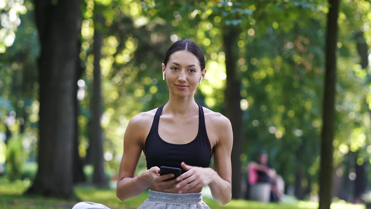 una mujer relajándose en un parque.