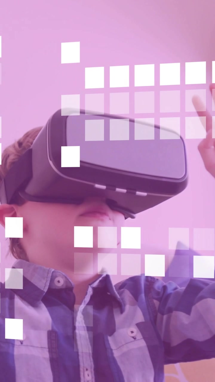Video verticale: Attivazione della cuffia, bambino con visore VR che si aggiusta alzando le braccia, esplorando piastrelle quadrate