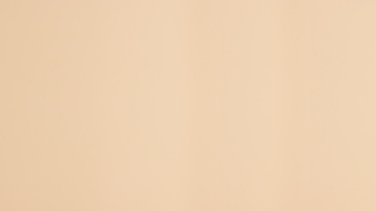 las botellas de esmalte de uñas de colores vibrantes aparecen sobre un fondo beige.