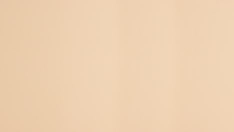 las botellas de esmalte de uñas de colores vibrantes aparecen sobre un fondo beige.