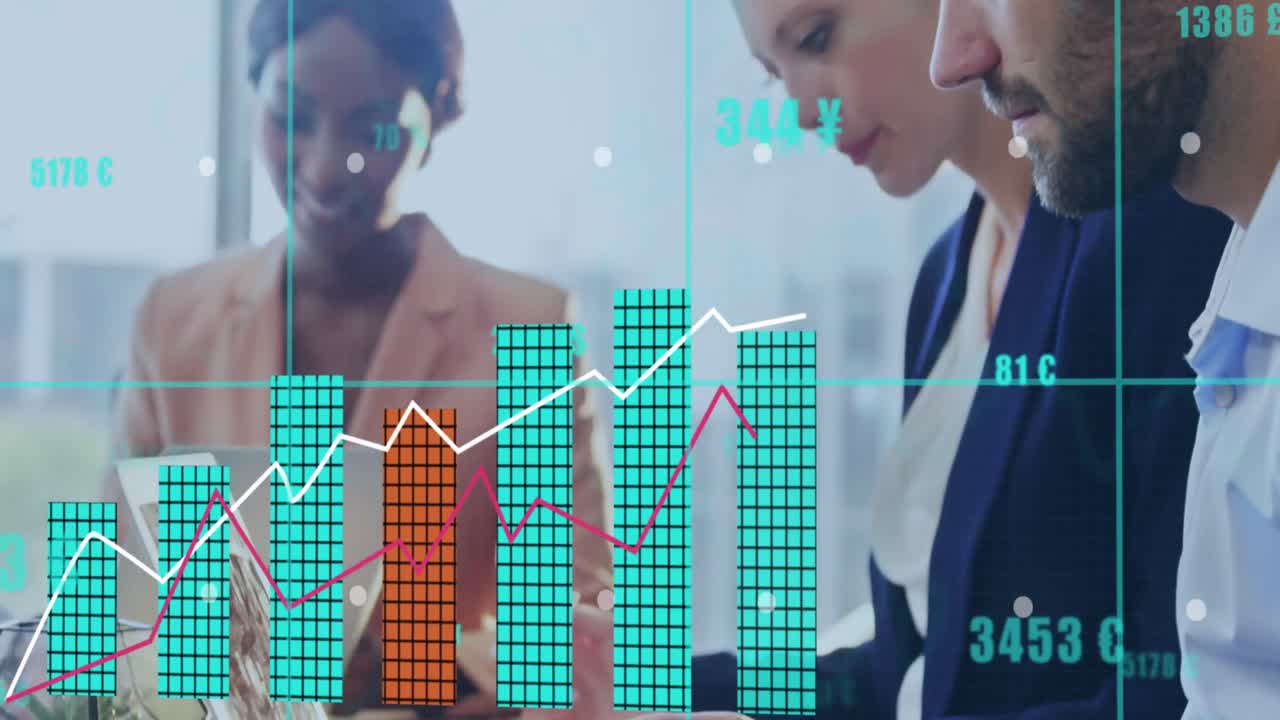 animación del procesamiento de datos financieros sobre diversas personas de negocios en la oficina